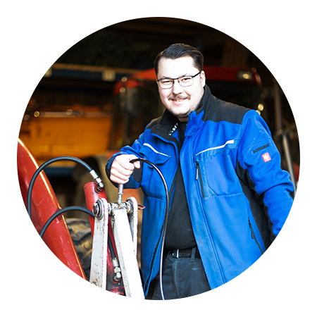 Wolfgang Dürr beim Befüllen von Hydraulik
